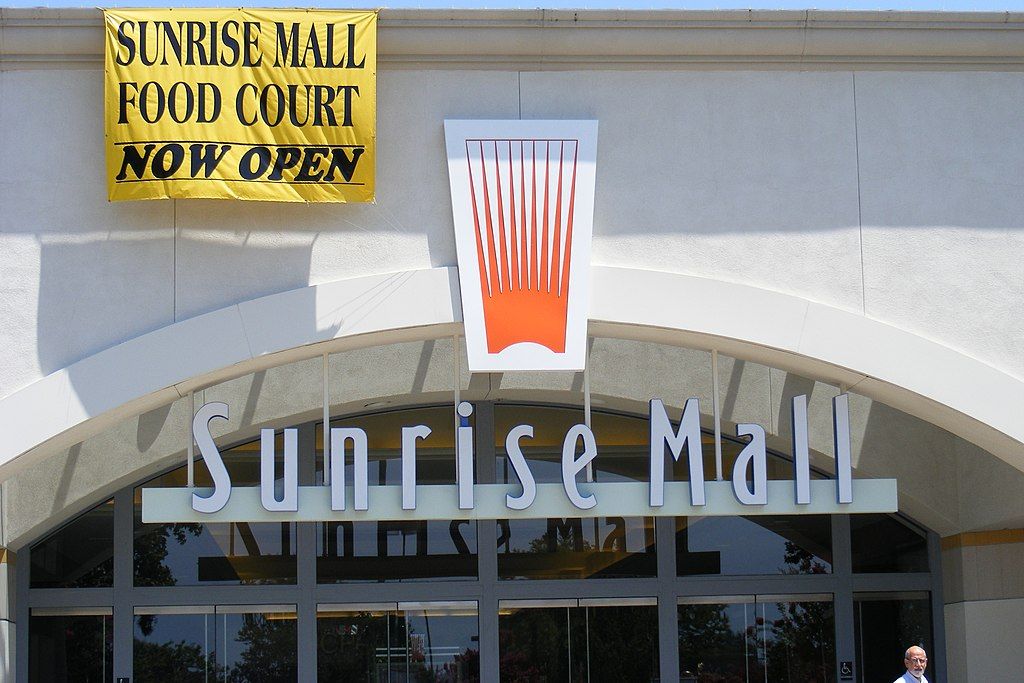 Building sign of Sunrise Mall