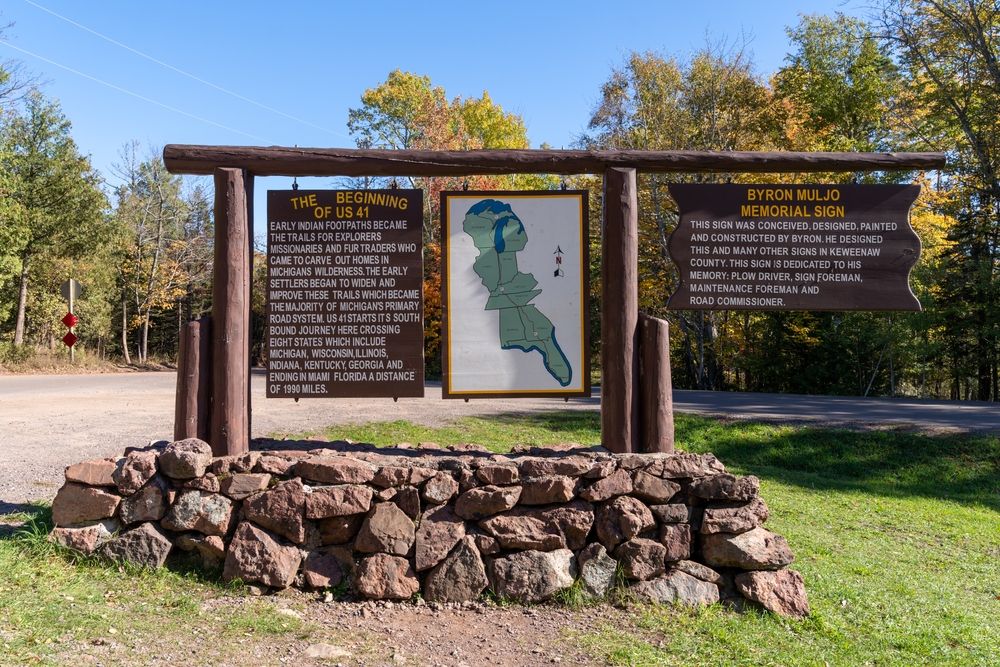 Sign dedicated to the Beginning of US Highway 41