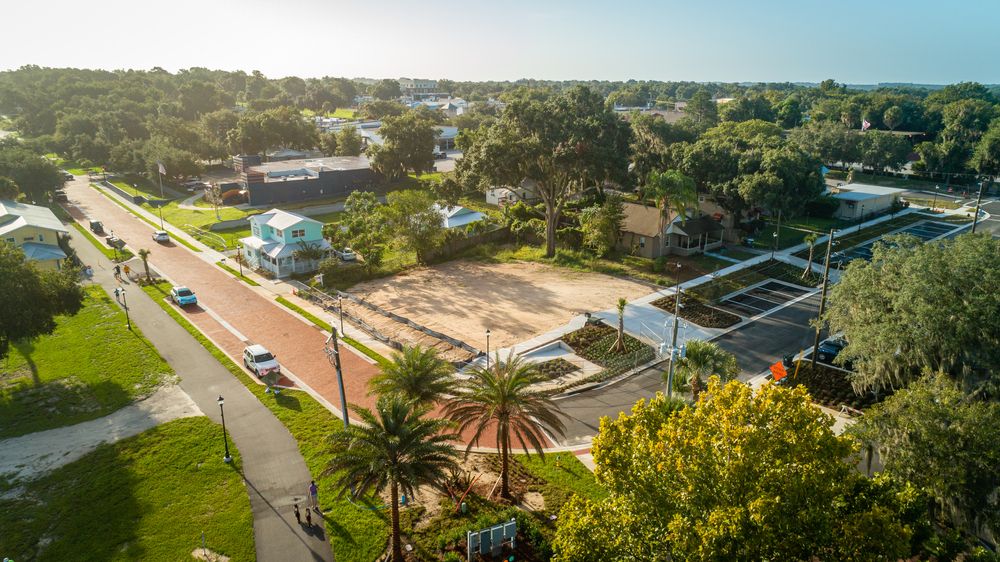 Corner view of an avenue at Downtown Clermont