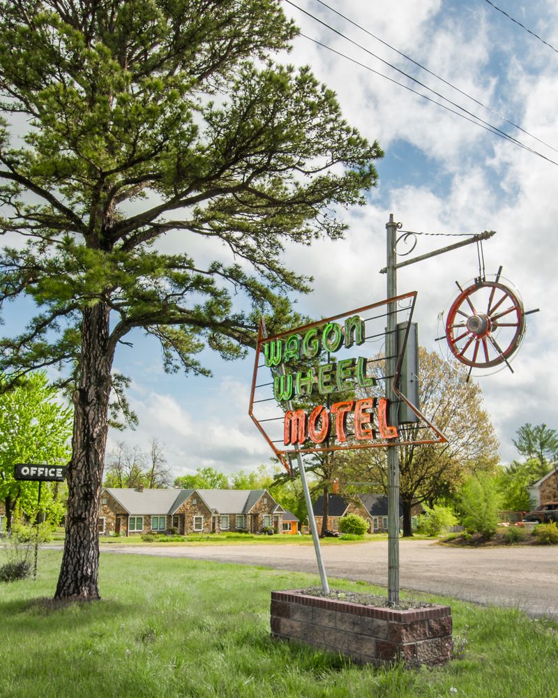 Welcome sign of the Wagon Wheel Motel