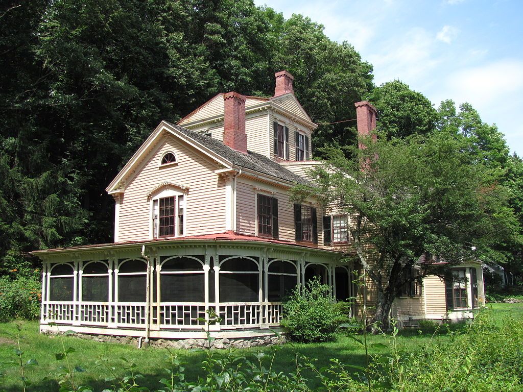 Side exterior of the wayside.
