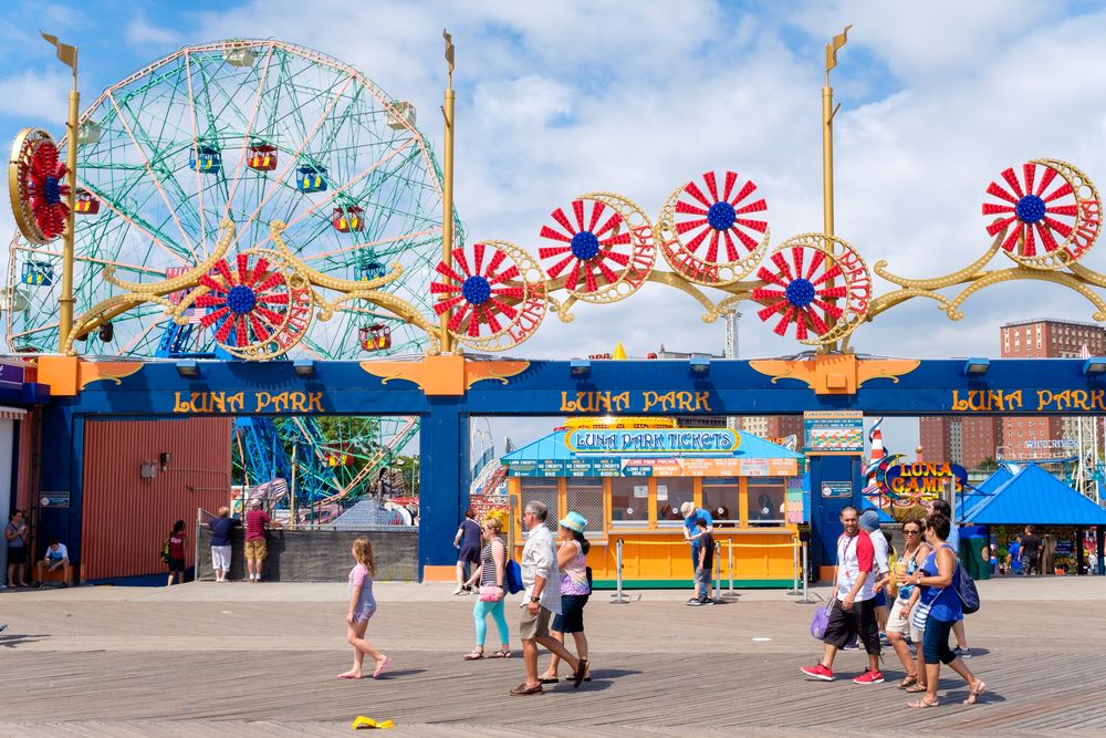 People strolling at Luna Park
