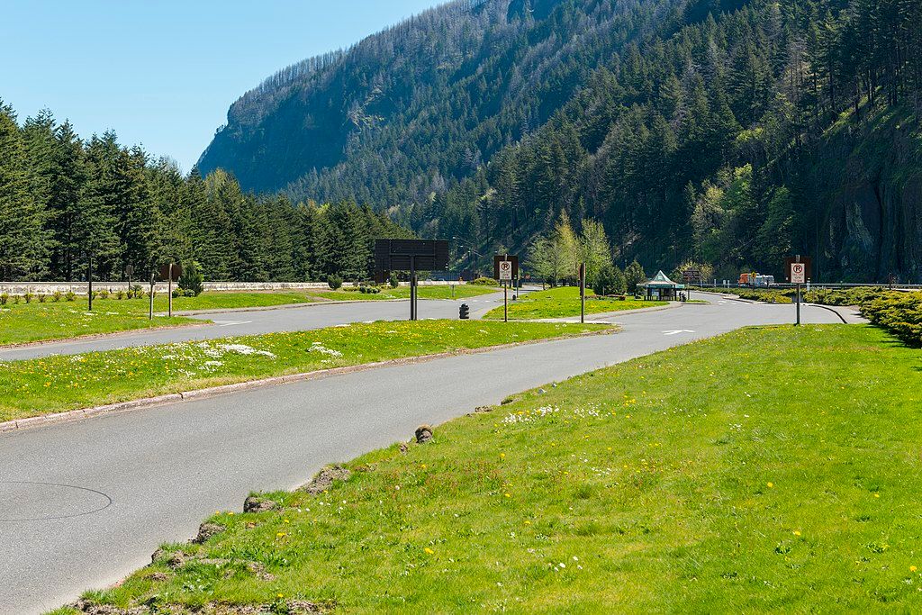 Road along Ainsworth State Park