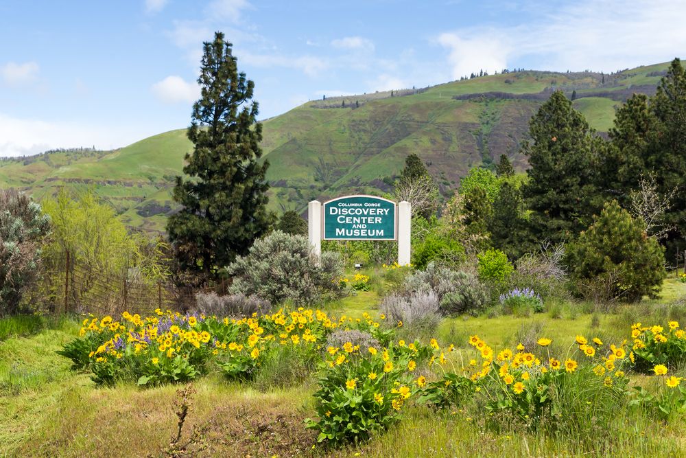 Welcome sign of Columbia Gorge Discovery Center