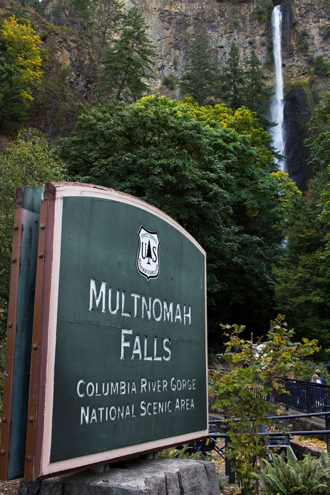 Welcome sign of Multnomah Falls