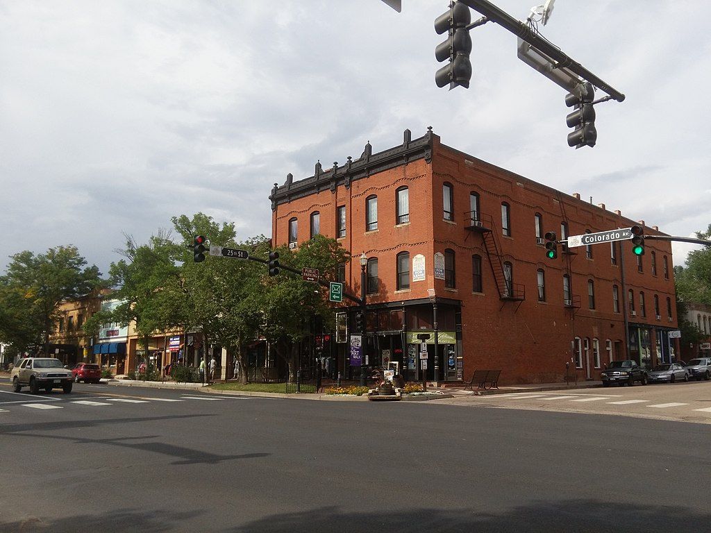 The road of Old Colorado City Historical District