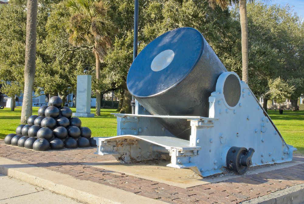 Civil war mortar sculpture at The Battery