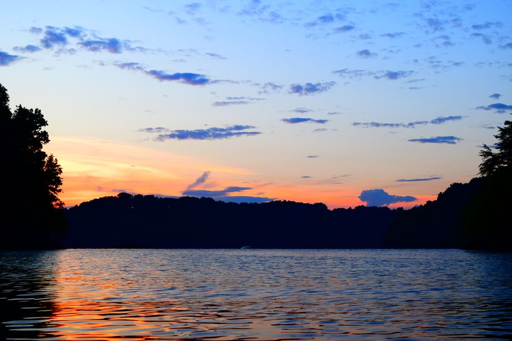 Scenic sunset over Lake Cumberland