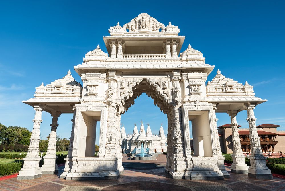 Entrance arch of BAPS Shri Swaminarayan Mandir Chicago