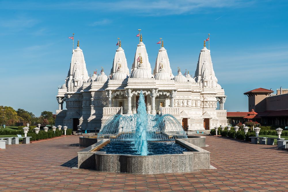 Water fountain at BAPS Shri Swaminarayan Mandir Chicago