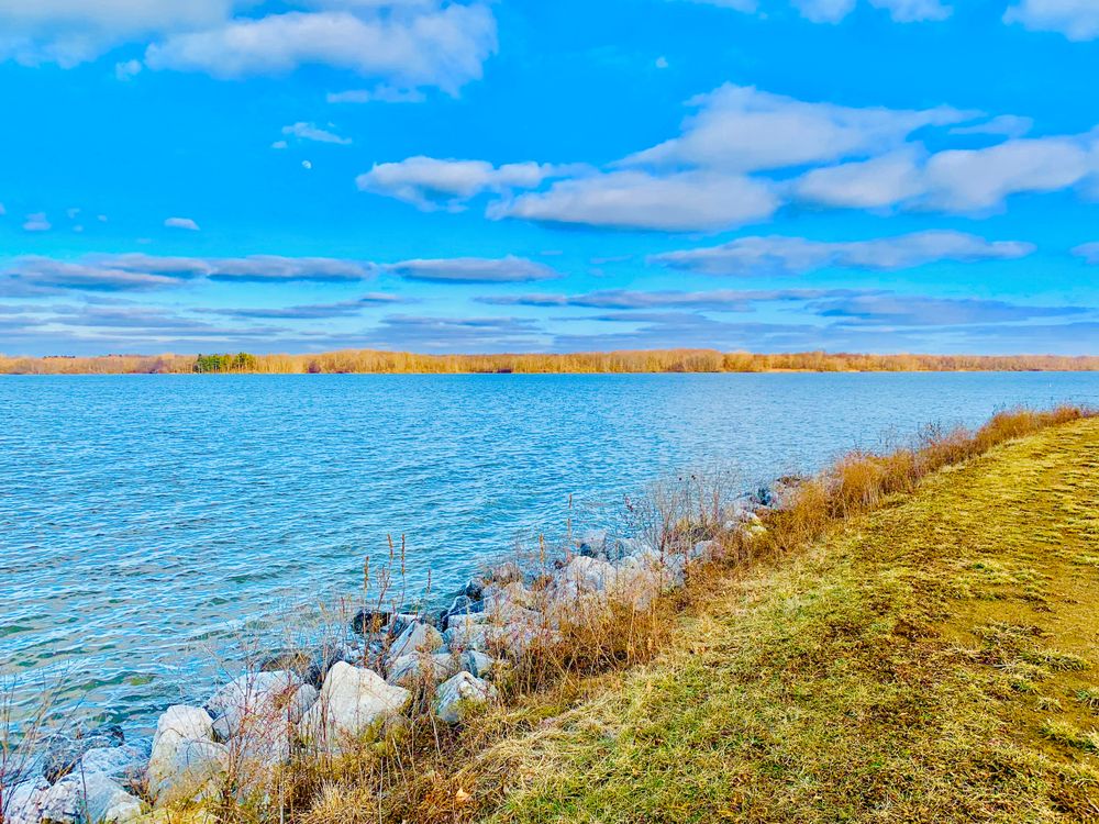 Blue skies and blue waters at Alum Creek State Park