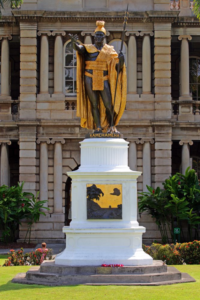 Daytime view of King Kamehameha Statue