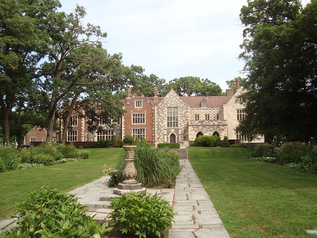 Daytime view of Salisbury House & Gardens