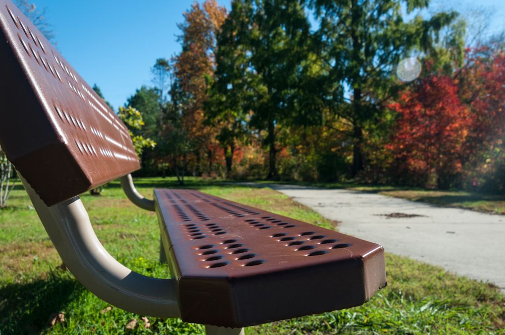 An empty bench at Silver Lake Park