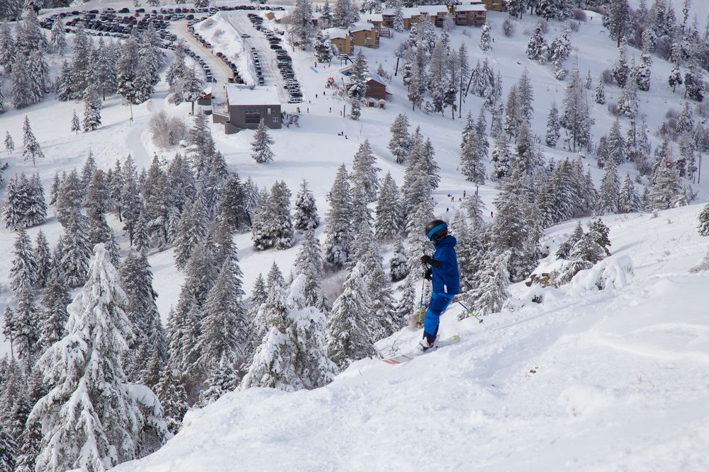 A person skiing down Bogus Basin Ski Resorts
