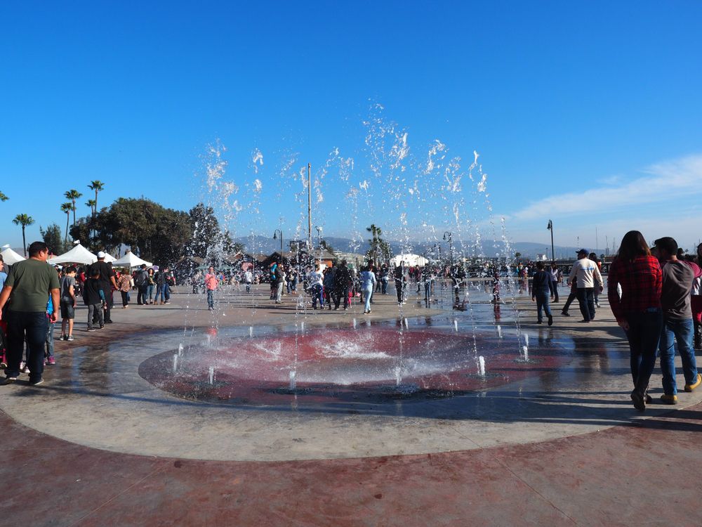 A water fountain show at Parque De La Bandera