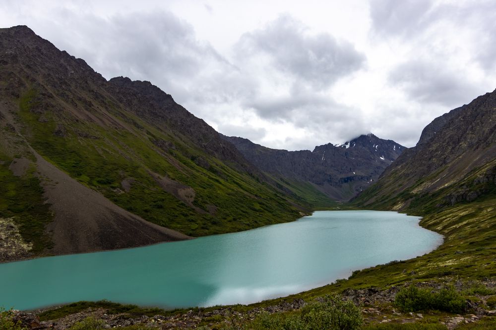 The calm waters of Eagle lake along Eagle and Symphony Lakes trail