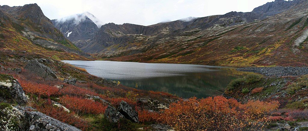 The waters of symphony lake along Eagle and Symphony Lakes trail