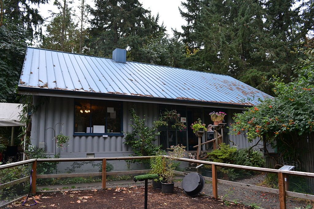 Exterior of Cascades Raptor Center's gift shop