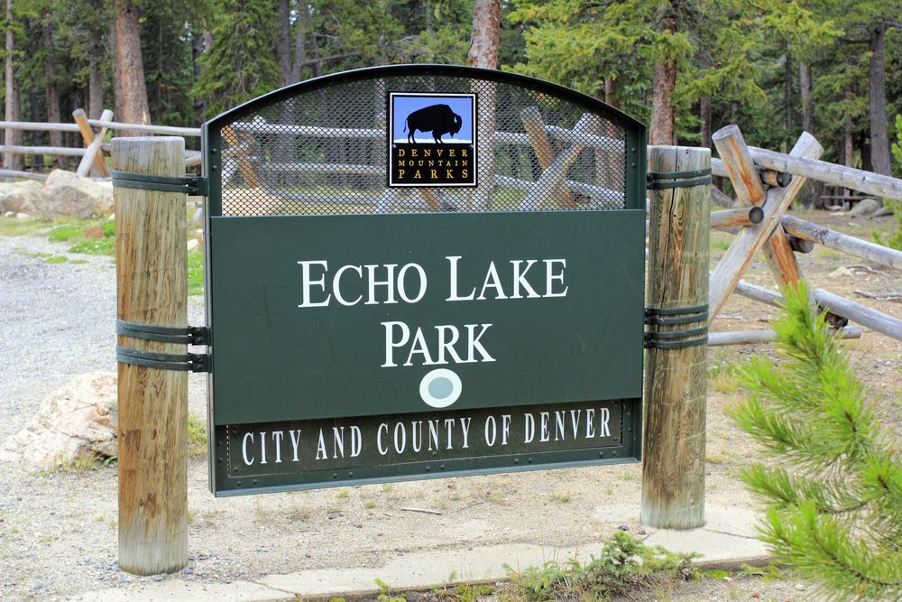 Welcome sign of Echo Lake Park