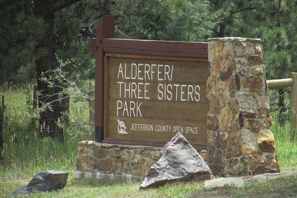 Welcome sign of Three Sisters Park