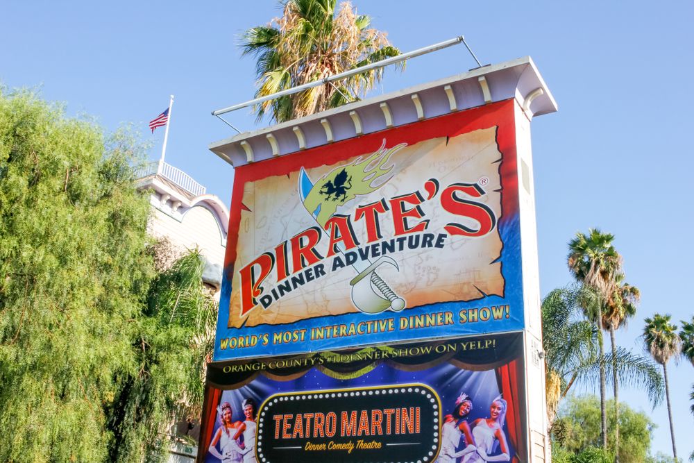 Street sign of Pirates Dinner Adventure