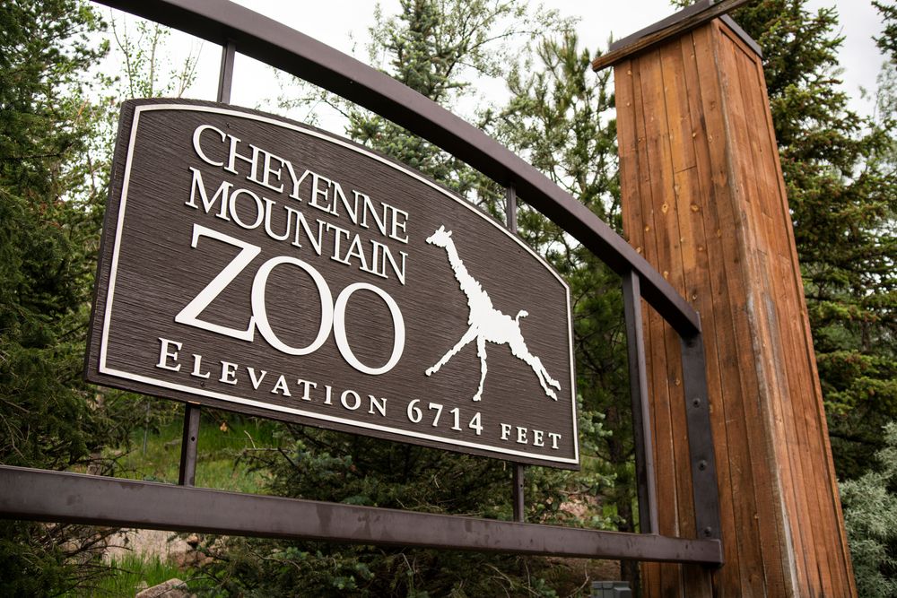 Welcome sign of Cheyenne Mountain Zoo
