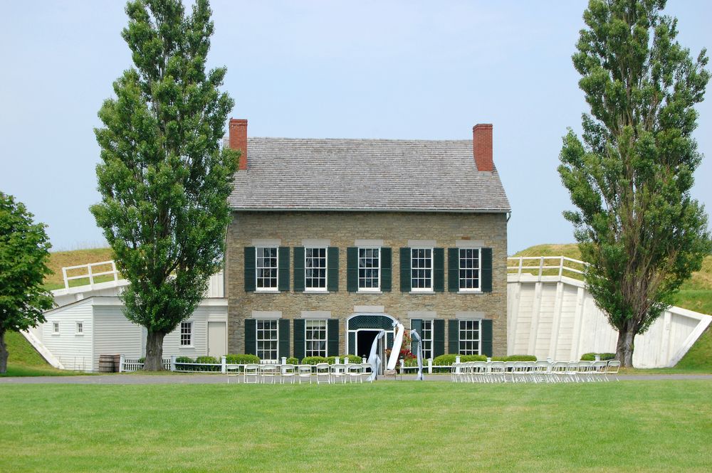 Exterior of the two-storey headquarters of fort ontario state historic site.