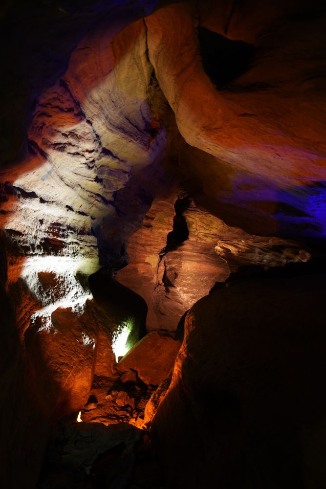 Rock formations in Laurel Caverns