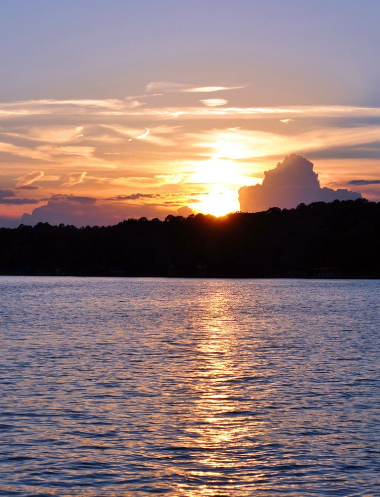 Gorgeous sunset over Lake Hamilton