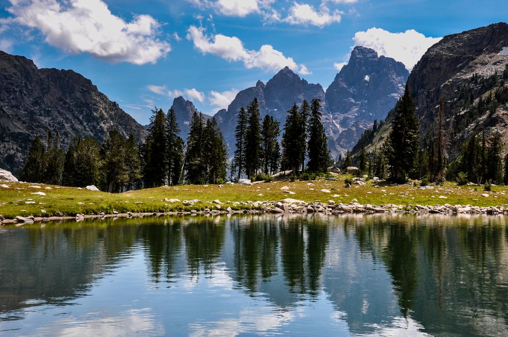 A lake along Paintbrush Canyon trail