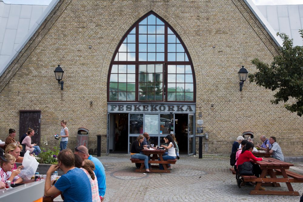 People dining at Feskekörka's food hall