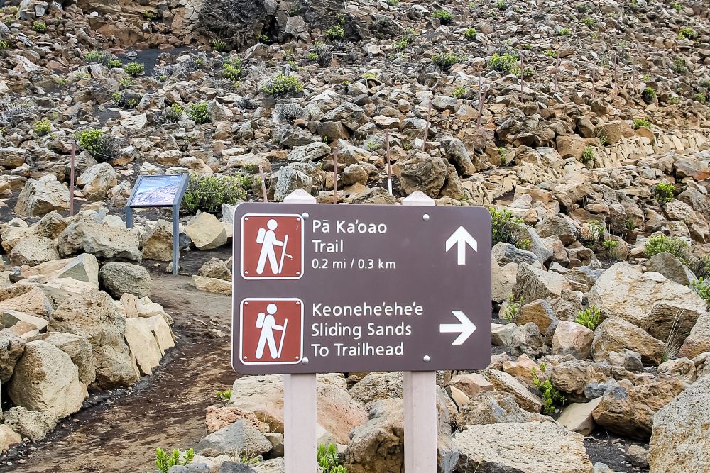 Direction sign of Keoneheehee Trail