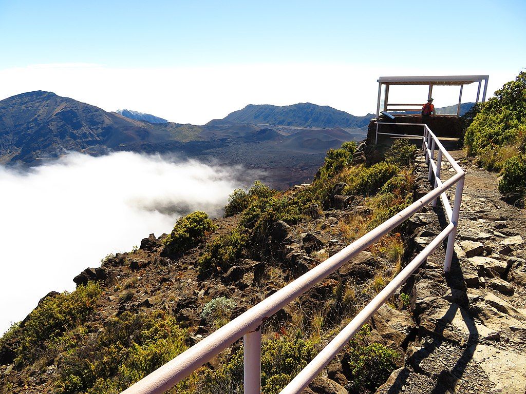 Viewing deck of Leleiwi Overlook