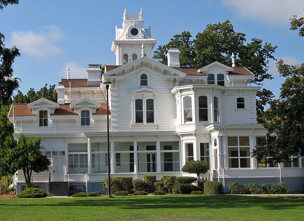 Front view of Meek Mansion's exterior