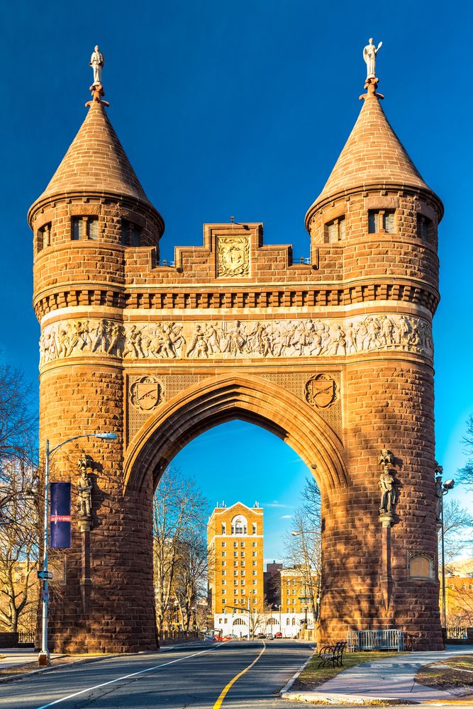 Daytime view of the Soldiers and Sailors Memorial Arch