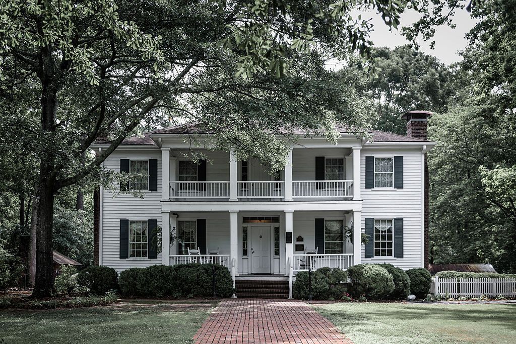 Exterior of Stately Oaks Plantation