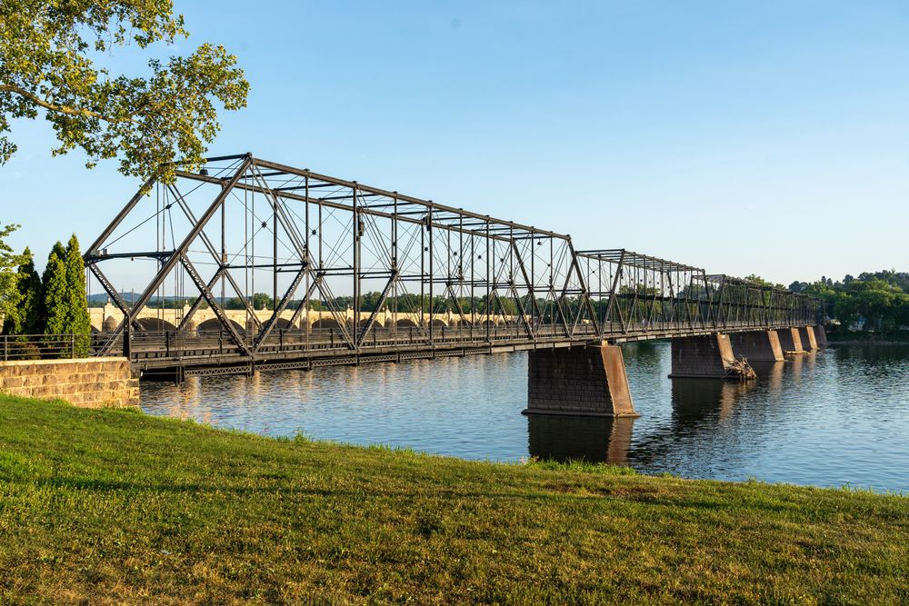 Daytime view of the Walnut Street Bridge