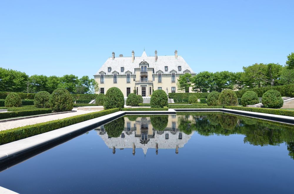 Front exterior view of the oheka castle.
