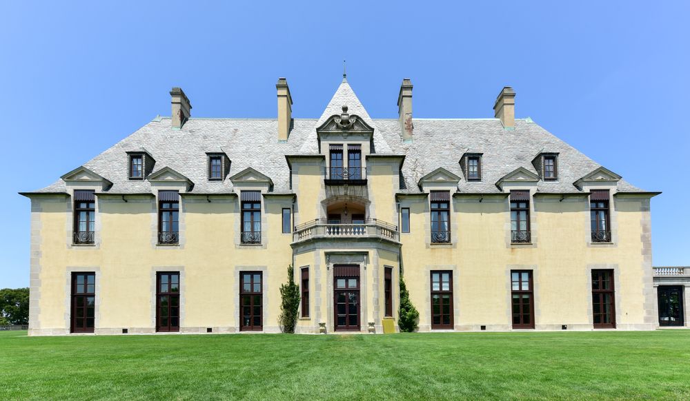 Front exterior view of the oheka castle.