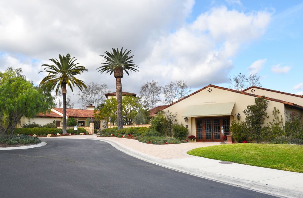 Exterior of Oak Creek Golf Club's building