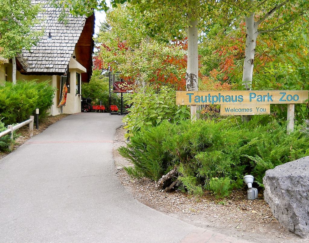 Welcome sign of Tautphaus Park zoo