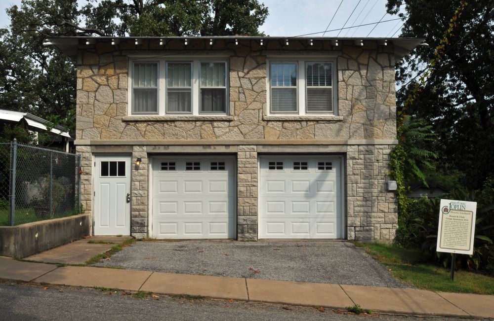 Exterior of Bonnie and Clyde Garage Apartment
