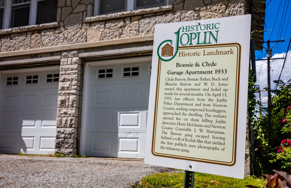 Historical sign of Bonnie and Clyde Garage Apartment