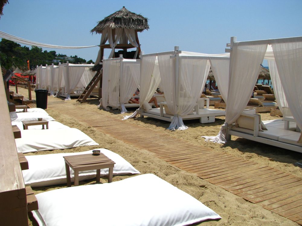 Relaxing area at Makris Gialos