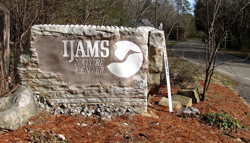 Welcome sign of Ijams Nature Center