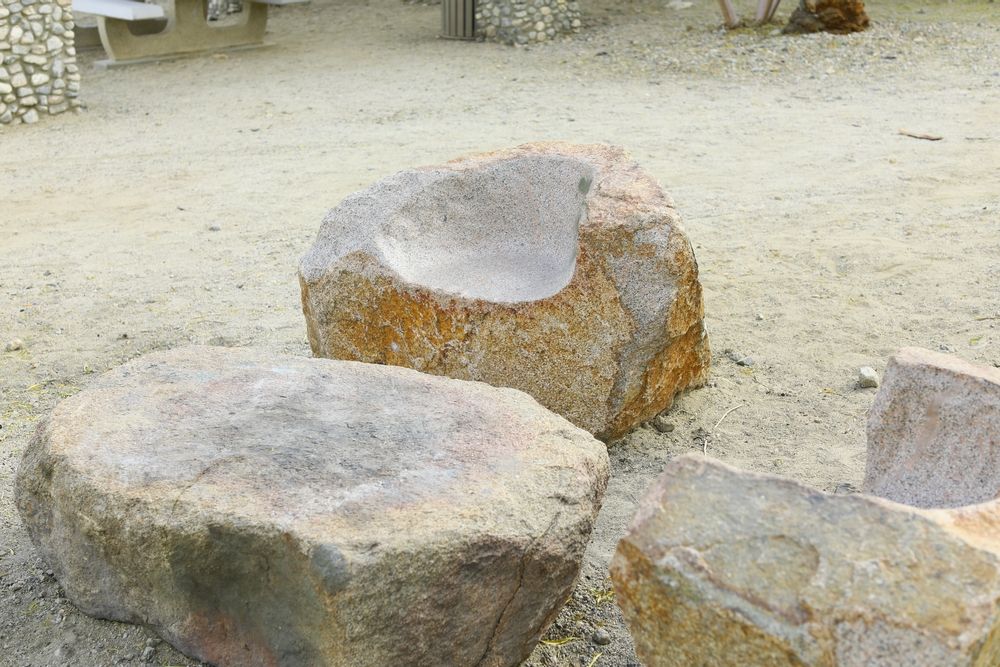 Boulders at Cove Oasis Trailhead.