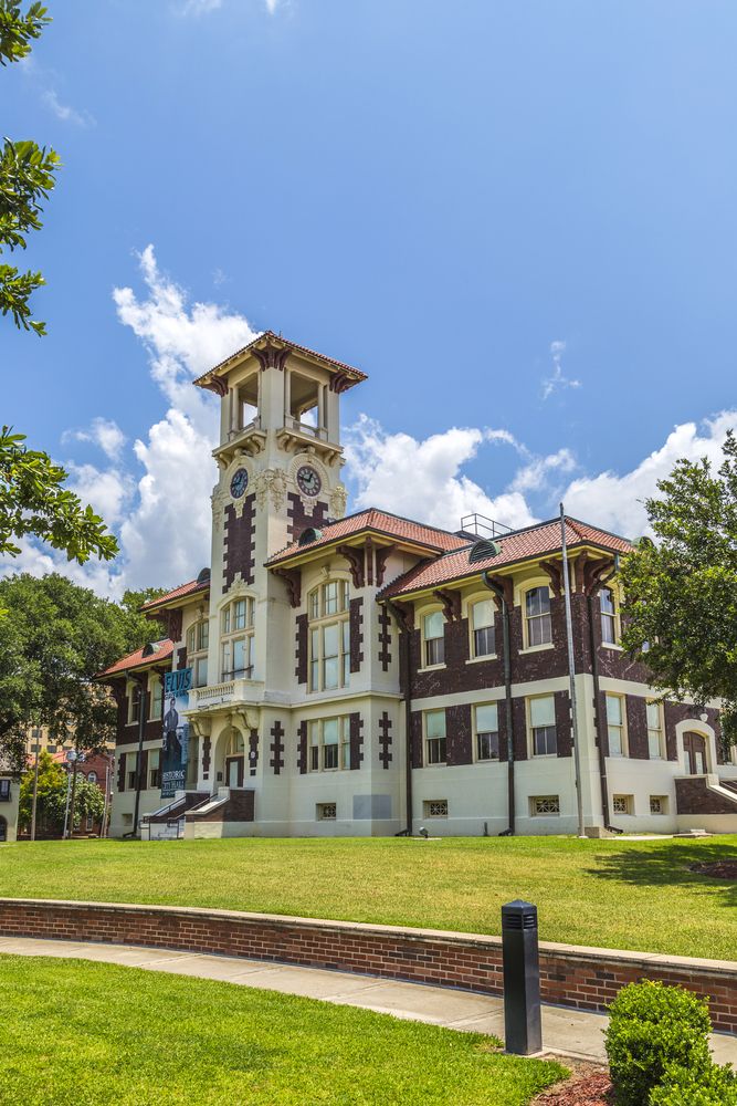 Facade of the 1911 Historic City Hall