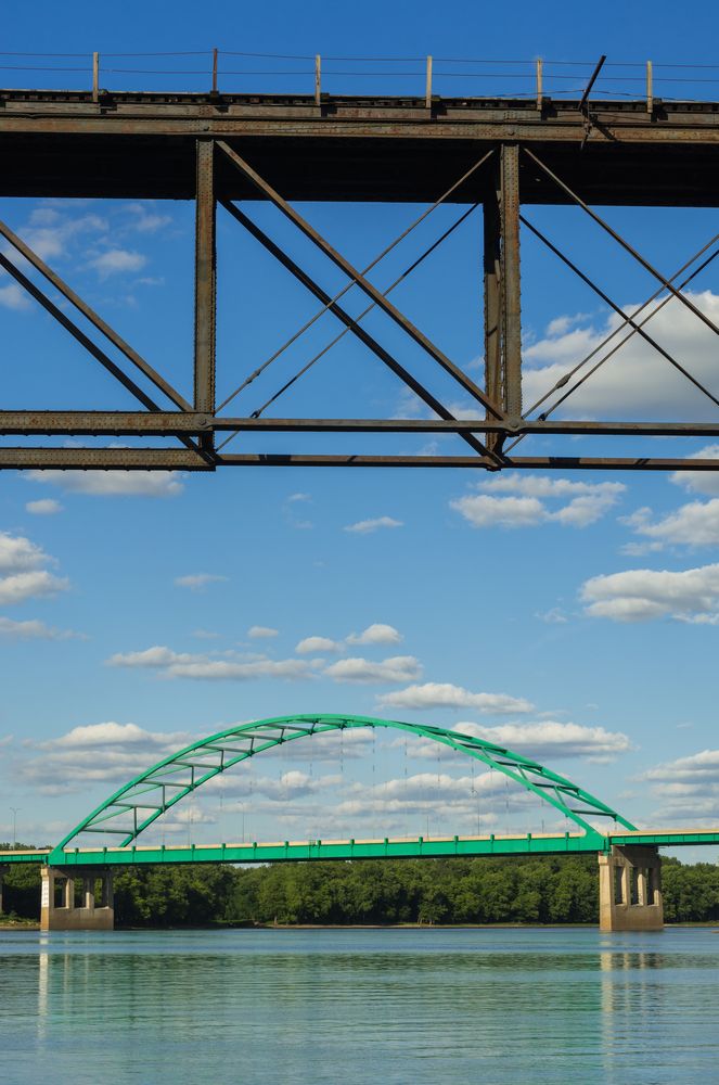 Daytime view of Abraham Lincoln Memorial Bridge
