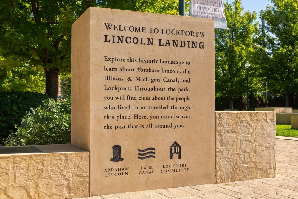 Welcome sign of Lincoln Landing